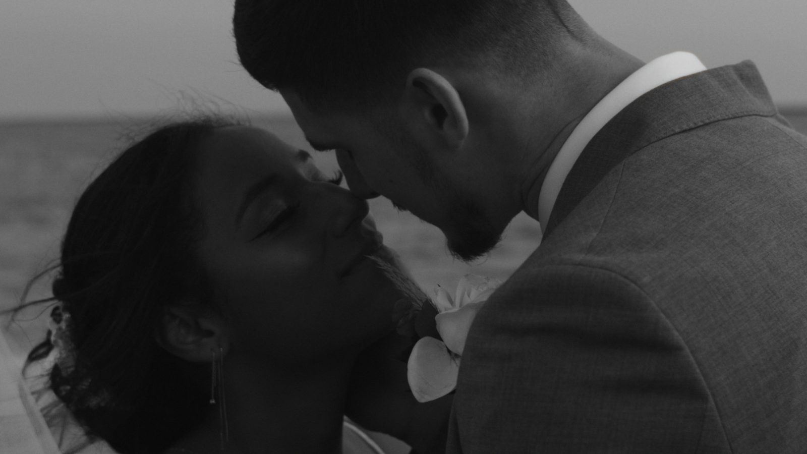 Beach kiss in black and white